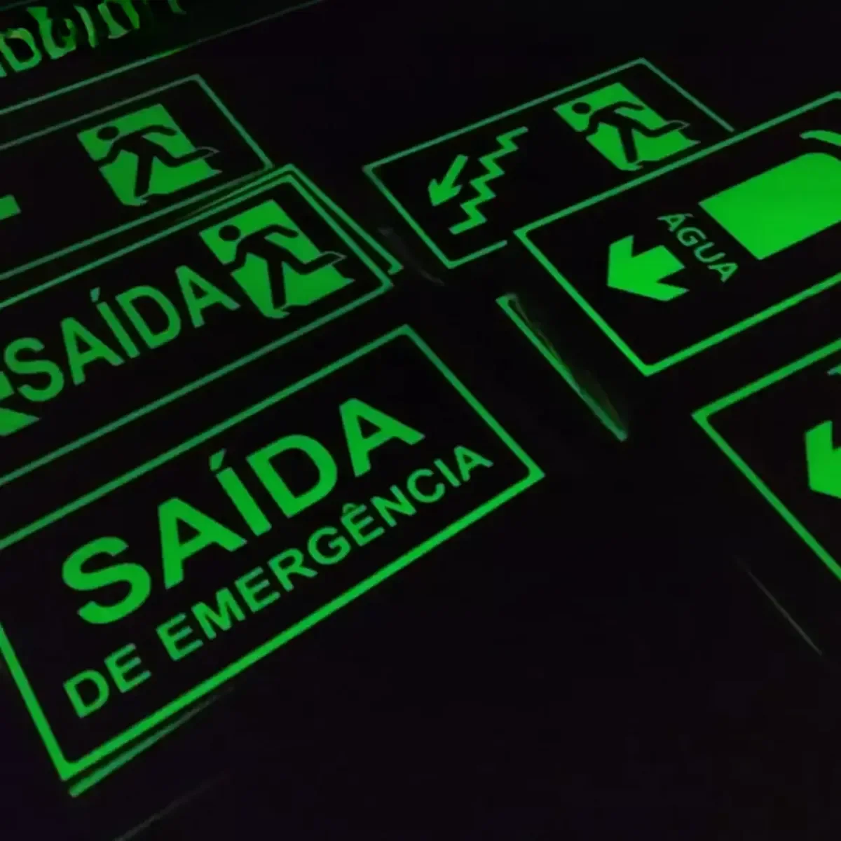 placa PVC fotoluminescente saída direita S1 12x24 cm da Visual Sete - imagem 4